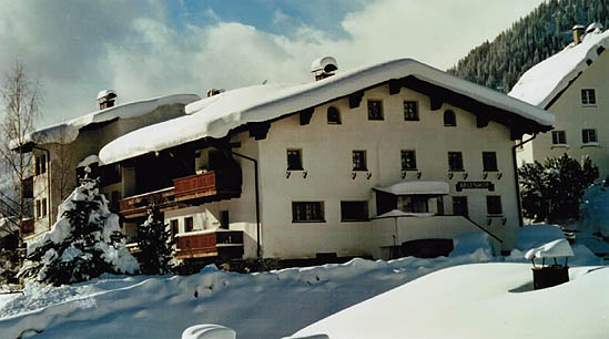 Unser Haus bietet komplett ausgestattete Zimmer und liegt in St. Anton am Arlberg in sonniger, ruhiger Lage mit Blick Richtung Arlberg Stanzertal.