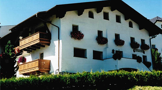 Unser Haus bietet komplett ausgestattete Zimmer und liegt in St. Anton am Arlberg in sonniger, ruhiger Lage mit Blick Richtung Arlberg Stanzertal.